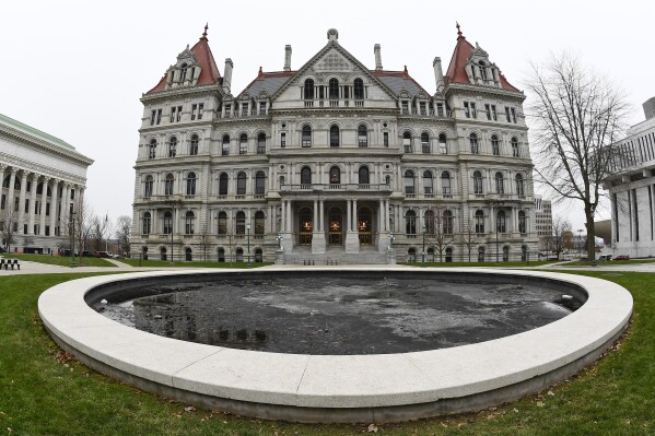 New York lawmakers push back budget deadline again