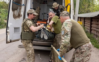 Ukrainian soldiers struggle to evacuate injured comrades amid vehicle shortage