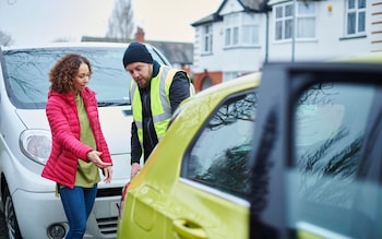 Average car insurance bill climbs to almost £1,000