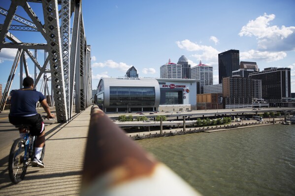 Democratic mayor joins Kentucky GOP lawmakers to celebrate state funding for Louisville