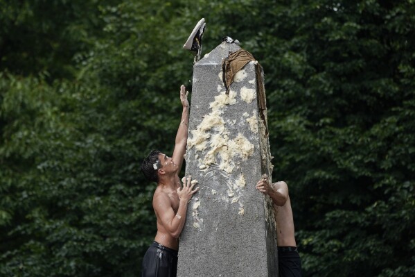 Naval Academy plebes end their first year with daunting traditional climb of Herndon Monument