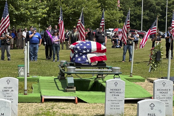 A US veteran died at a nursing home, abandoned. Hundreds of strangers came to say goodbye