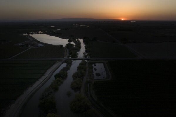 Judge temporarily halts state plan to monitor groundwater use in crop-rich California region