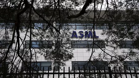 ASML: When the chips are down, is now a good time to buy?