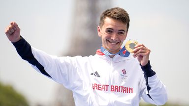 Alex Yee wins gold in men's triathlon with stunning late victory