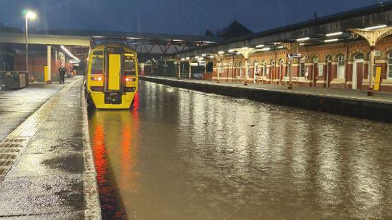 UK weather: Met Office issues 185 flood warnings as motorway closed and drivers abandon cars